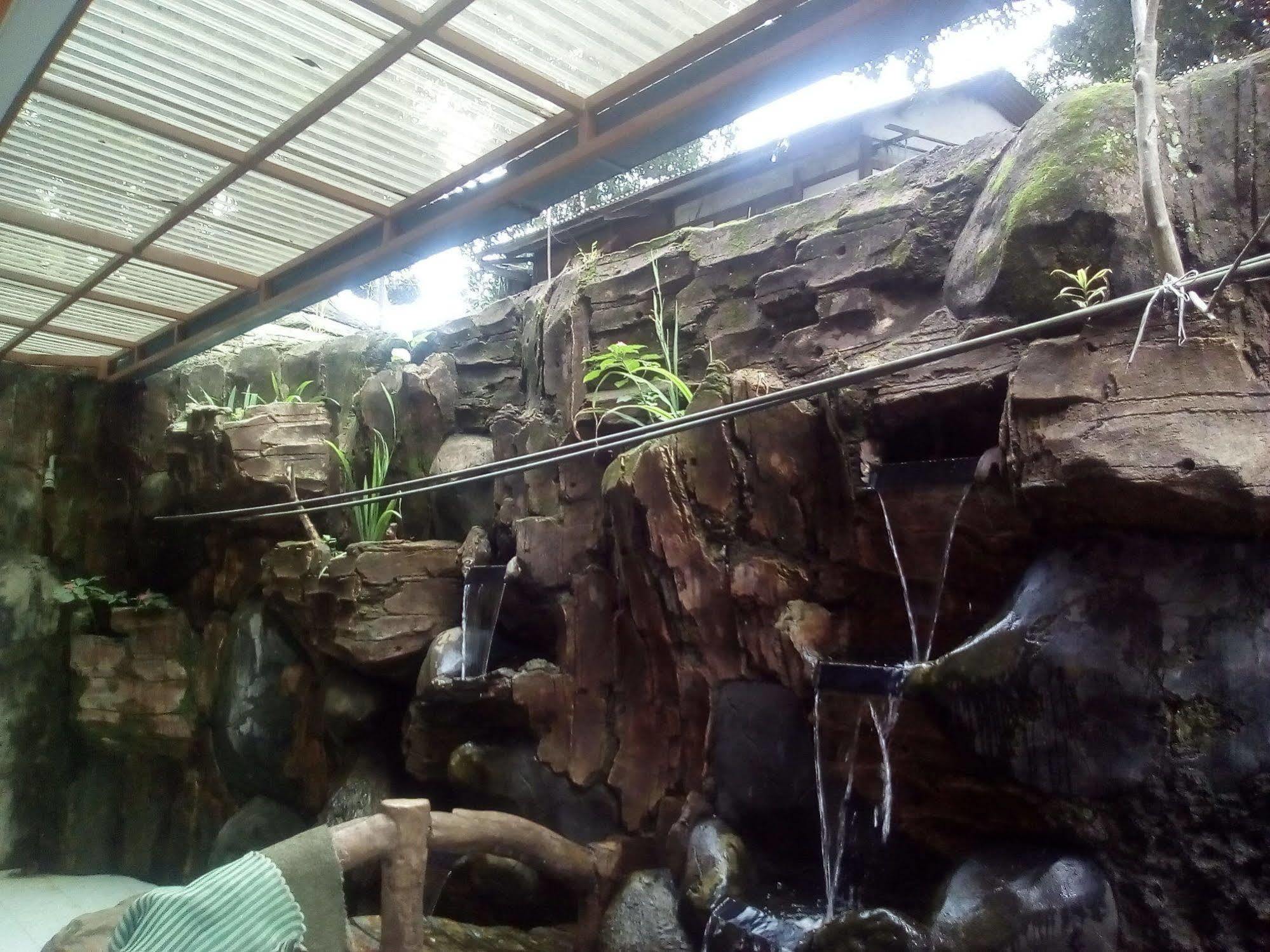 Wisma tamu Simply Homy Pasteur 2*